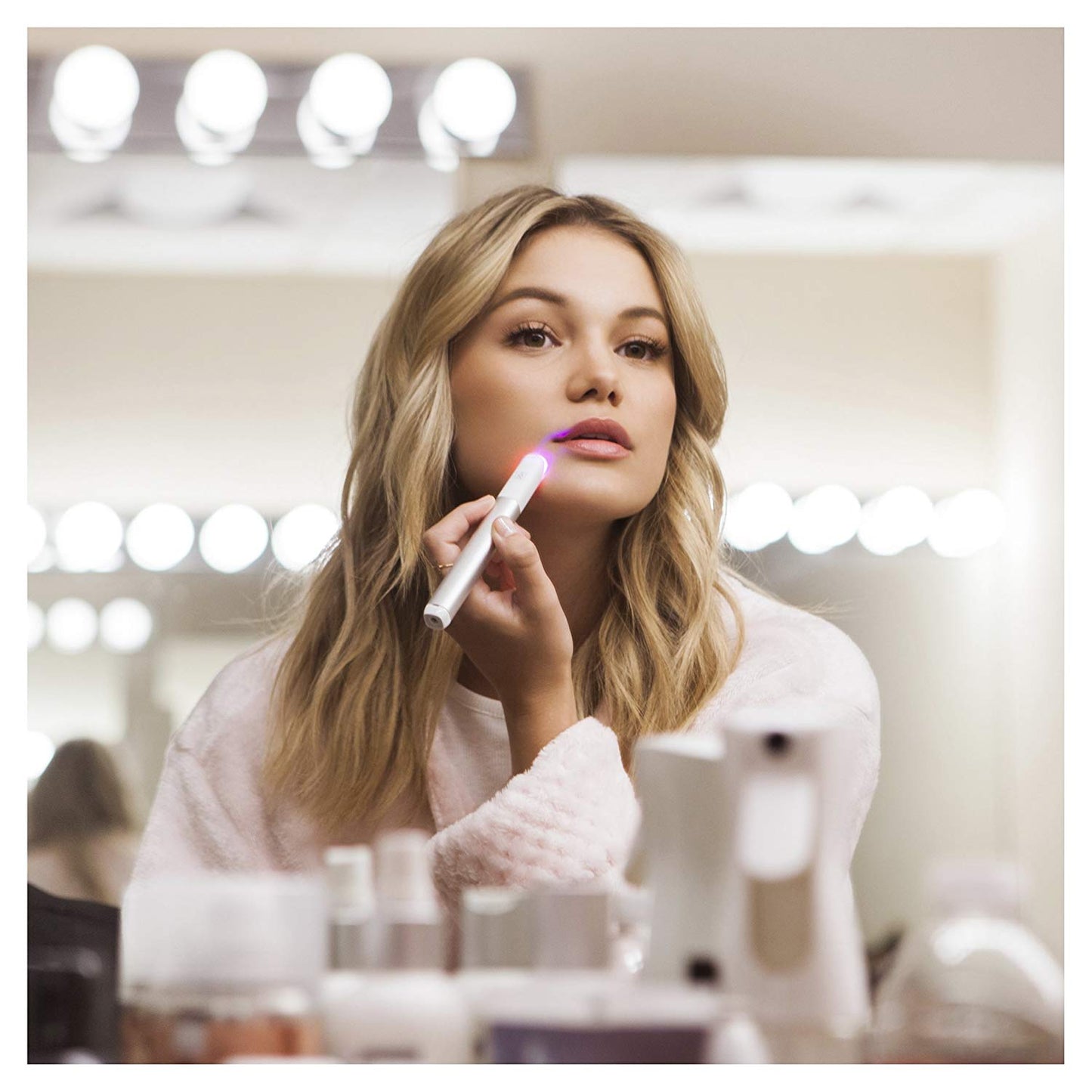 Neutrogena Visibly Clear Light Therapy acne spot treatment device for targeted skin blemish treatment.