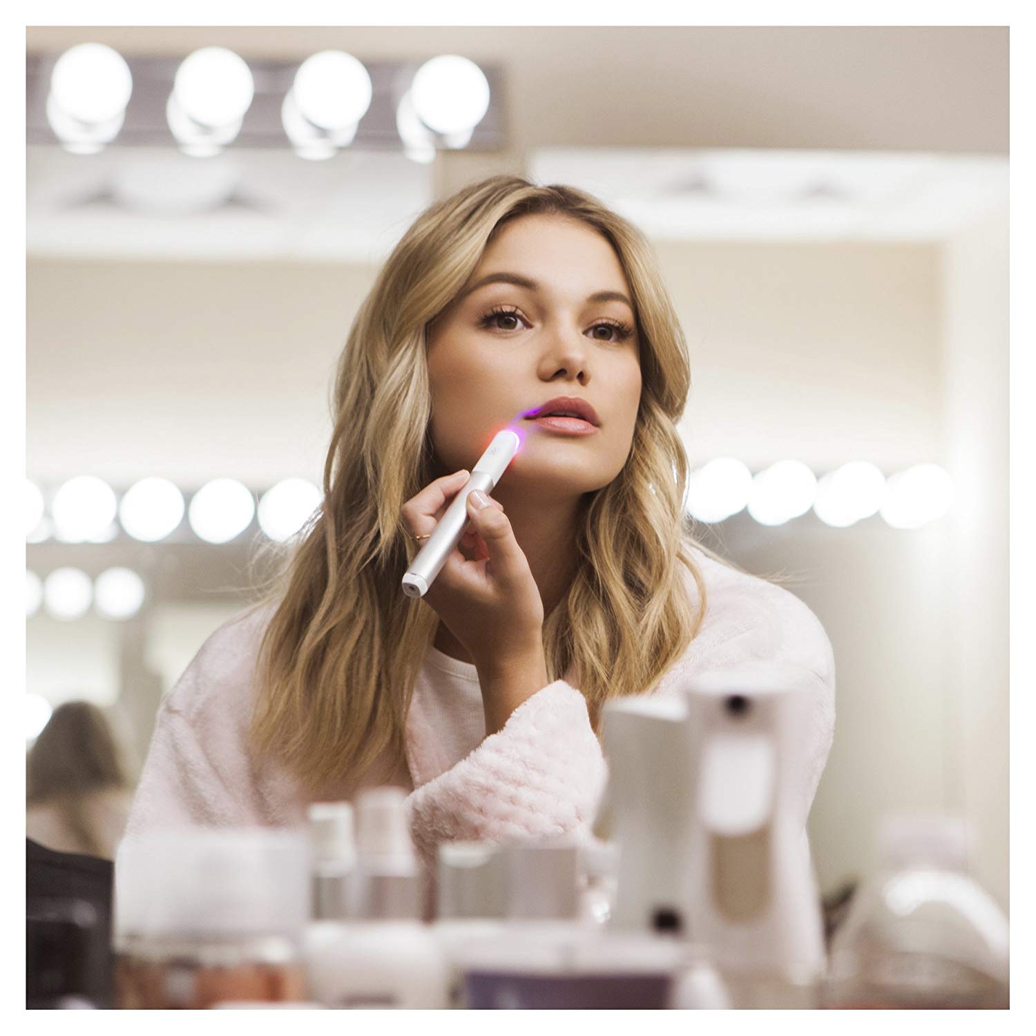 Neutrogena Visibly Clear Light Therapy acne spot treatment device for targeted skin blemish treatment.